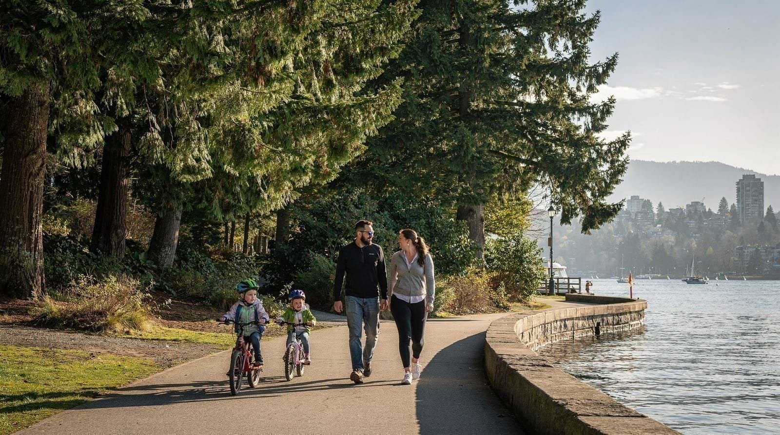 Stanley Park com crianças — atividades familiares grátis e económicas — Um guia familiar do Stanley Park — o Seawall, o mini comboio, a piscina de Secon