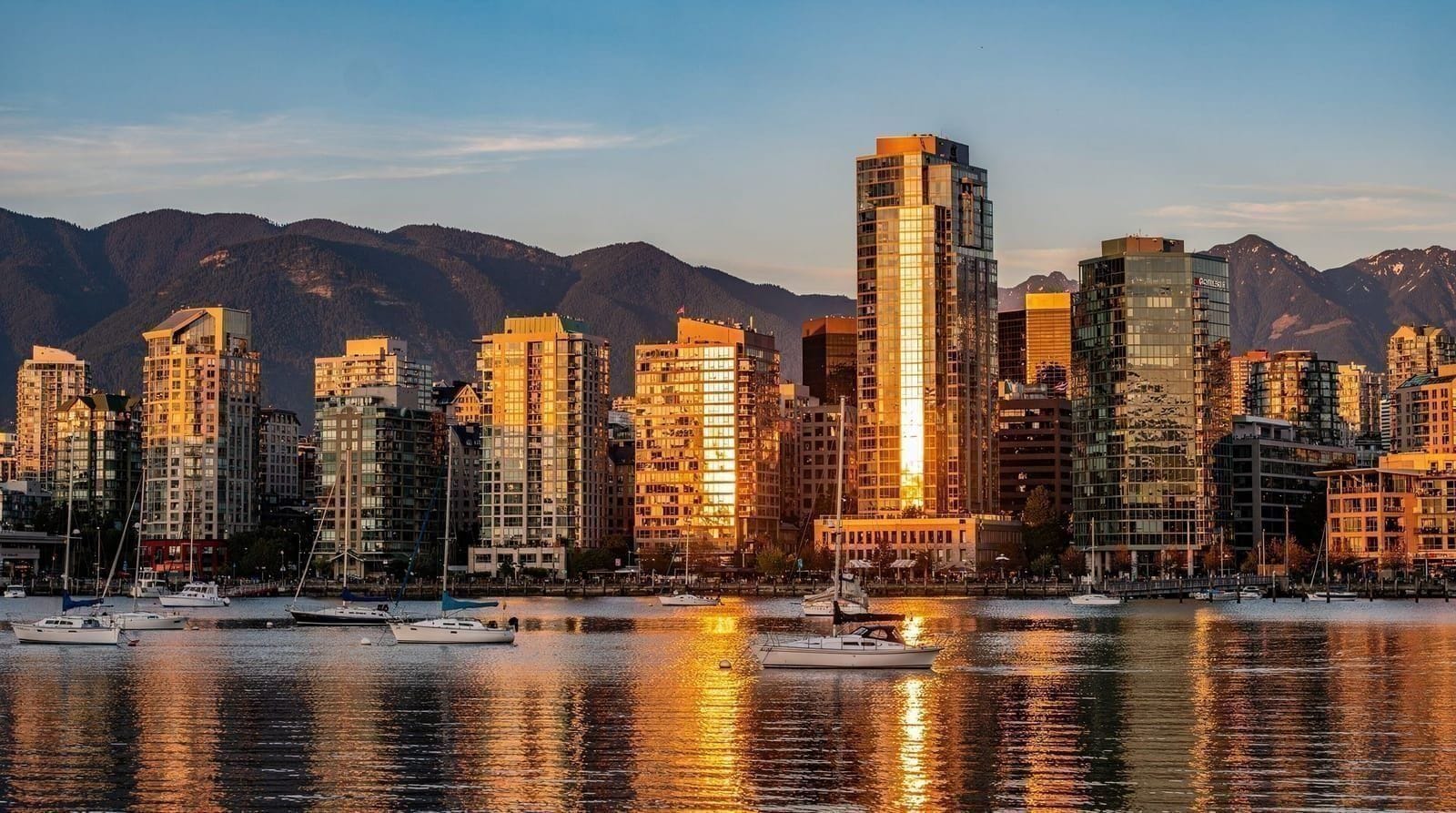 Skyline von Vancouver mit den Bergen der North Shore zur goldenen Stunde